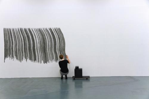thankyouforcoming: Marianne Mispelaëre, MESURER LES ACTES, action performative n°05 du 07 mars 2015, 416 min, galerie du Théâtre de Privas dessin in situ, action performative de dessin encre de chine sur mur, pinceau petit gris dimensions variables.
